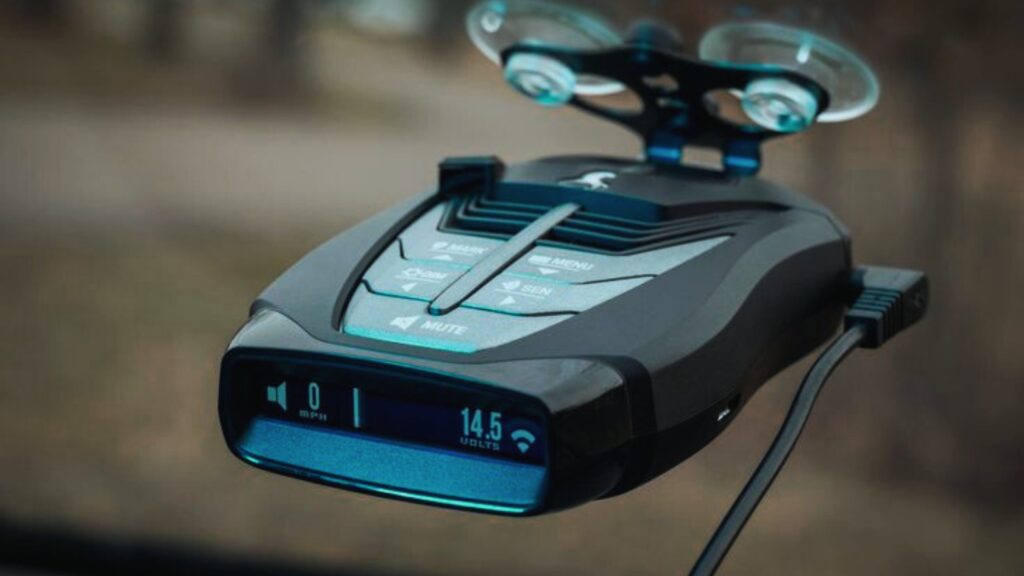 رادار ذكي لرصد مخالفات المرور وكشف السرعة ولوحات المركبات بدقة عالية