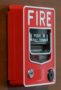 أفضل أنظمة إنذار الحريق الذكية في المباني والمنشآت