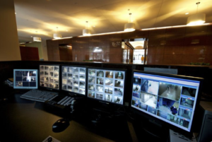 من الكاميرات إلى التحكم الذكي، النظام الأمني المثالي لشركتك هو الذي يجمع بين التكنولوجيا الحديثة، التخطيط الدقيق، والدعم المستمر